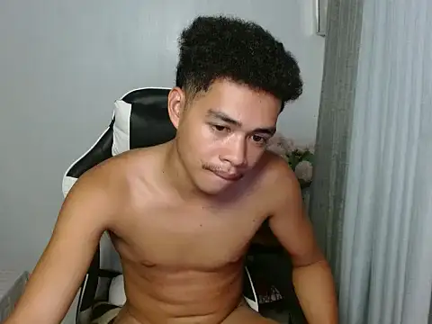 curlyasian_njxx élő XXX-chatje