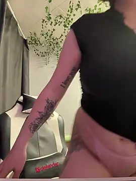XXX chat uživo modela EmmySuiyugh