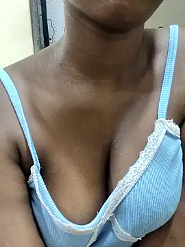 Simran_0011 élő XXX-chatje