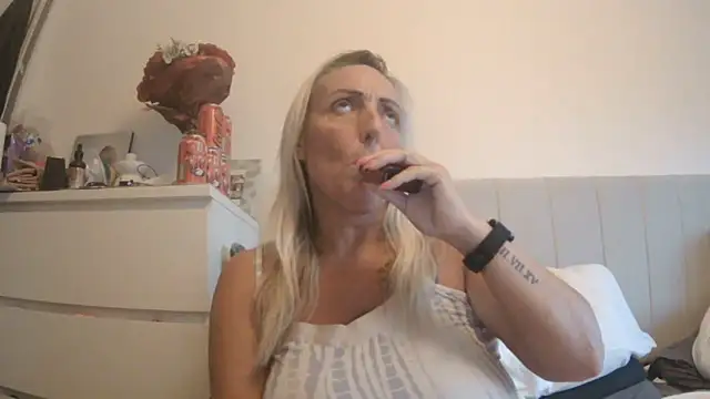 theblondecocklover's Live XXX Chat