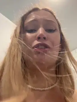 Chat +18 de blonde_exe ao vivo