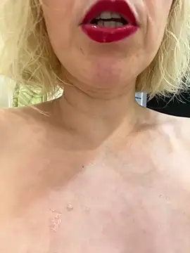 Yourdirtybitch's Live XXX Chat
