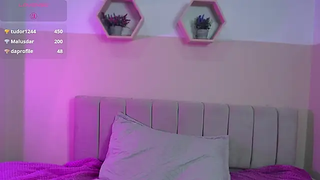 Charlothe_7 élő XXX-chatje