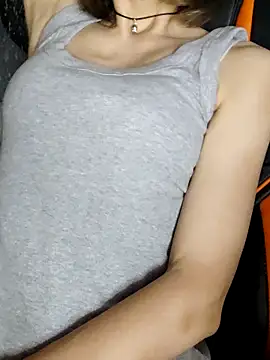 Aashikalaa Adlı Modelin Canlı XXX Sohbeti
