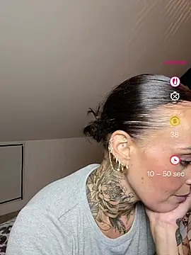 venustattoue Adlı Modelin Canlı XXX Sohbeti
