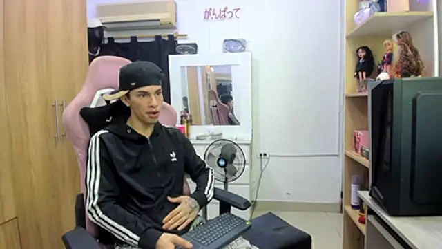 Pride_couple live XXX chat