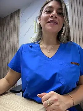 alicee16 Adlı Modelin Canlı XXX Sohbeti