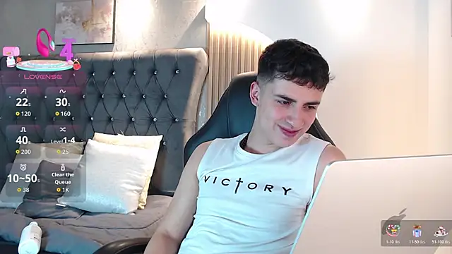 AdrianRinaldi's Live XXX Chat