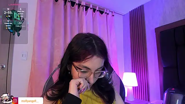 Molly_A Adlı Modelin Canlı XXX Sohbeti
