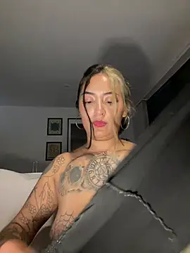 Pokazy przed kamerką – Rae_Lil_White