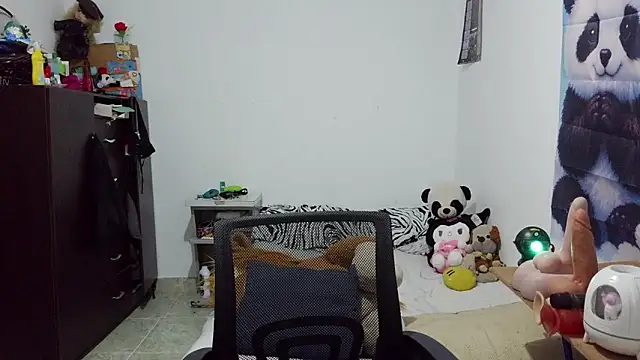 curly_greeneyedn Live XXX chat
