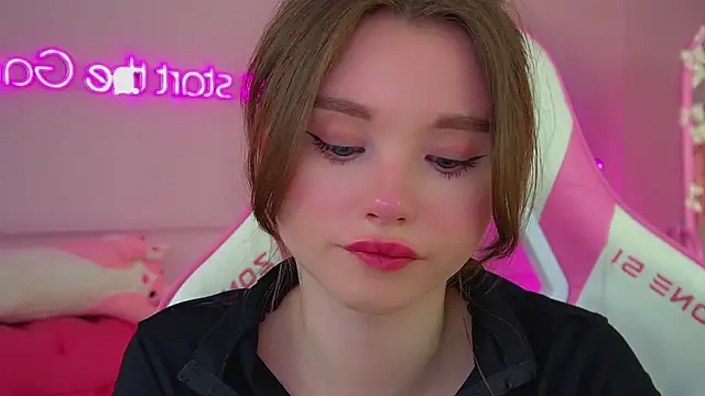 KeiraAsti Adlı Modelin Canlı XXX Sohbeti