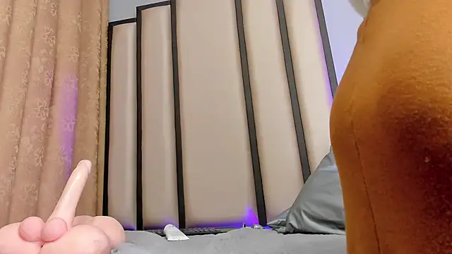 XXX chat uživo modela Ellis-Rossi