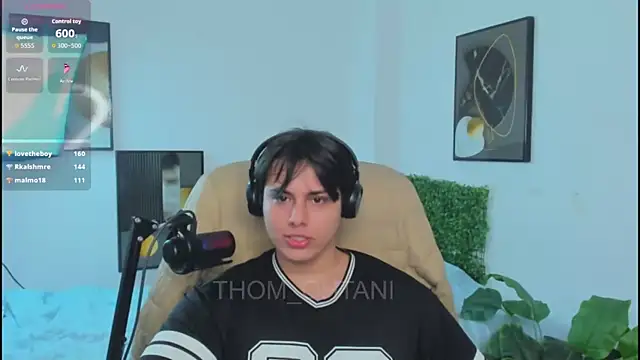 XXX chat uživo modela Thom_Ohtani