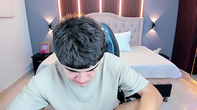 Chat XXX en directo de Tommy18__