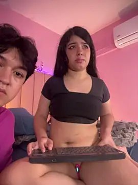 EmilyAndAndrew's Live XXX Chat