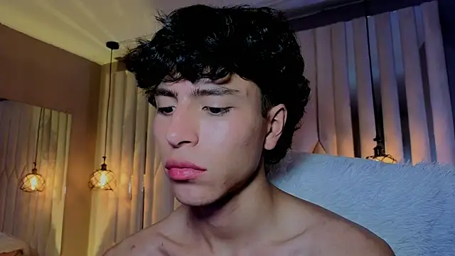 Chat +18 de Michaell_Peters ao vivo