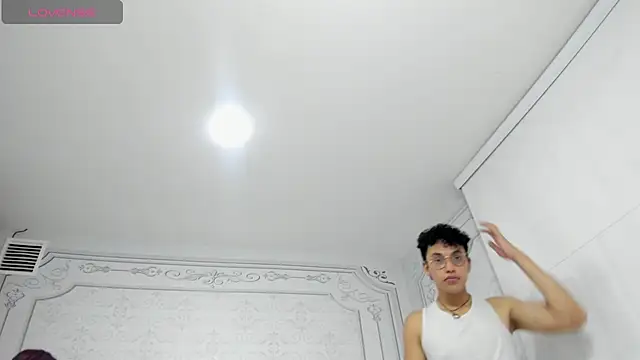 wildboy22_ Adlı Modelin Canlı XXX Sohbeti