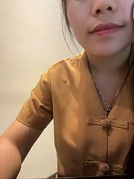 Bella_7777 即時 XXX 聊天