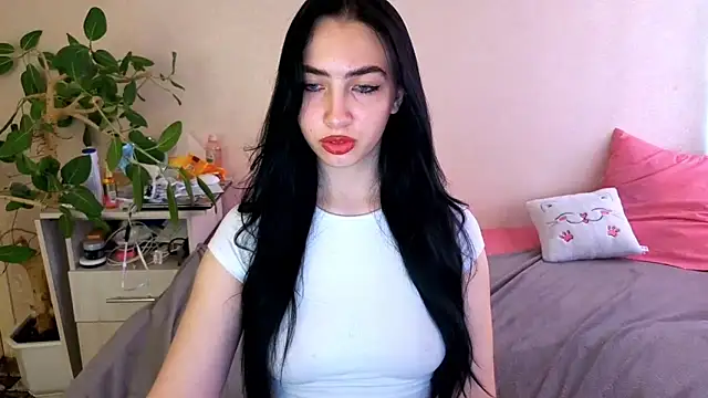 WildKittenX_ Adlı Modelin Canlı XXX Sohbeti