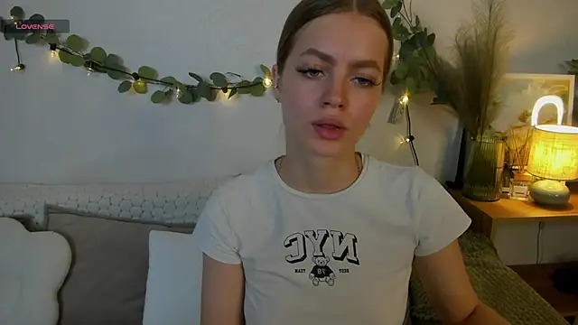 HoneyEmilly's Live XXX Chat