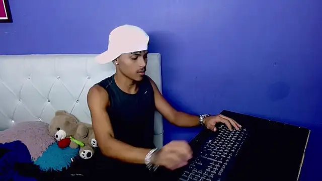Angel_foxc13 élő XXX-chatje