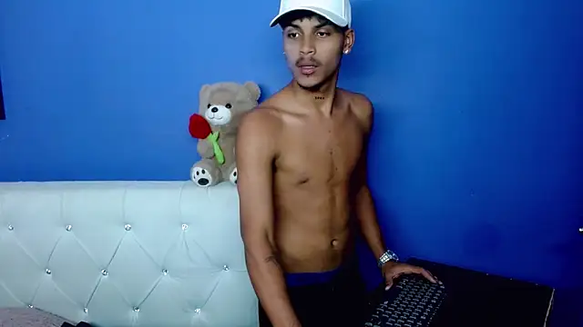 Angel_foxc13 élő XXX-chatje