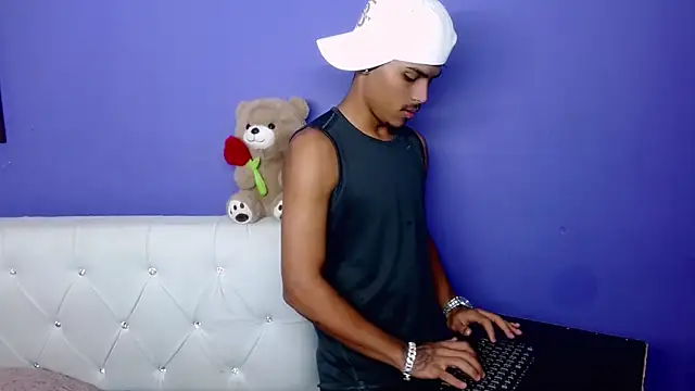 Angel_foxc13 élő XXX-chatje