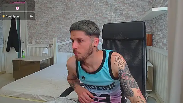 XXX chat uživo modela JonahShaw