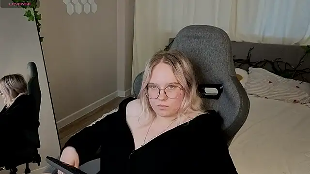 Yungsatoun Live XXX chat