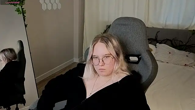 Yungsatou live XXX chat