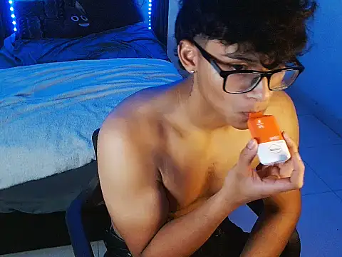 Mr_yisuzz লাইভ XXX চ্যাট