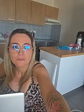 Malicia-hot Live XXX-Chat