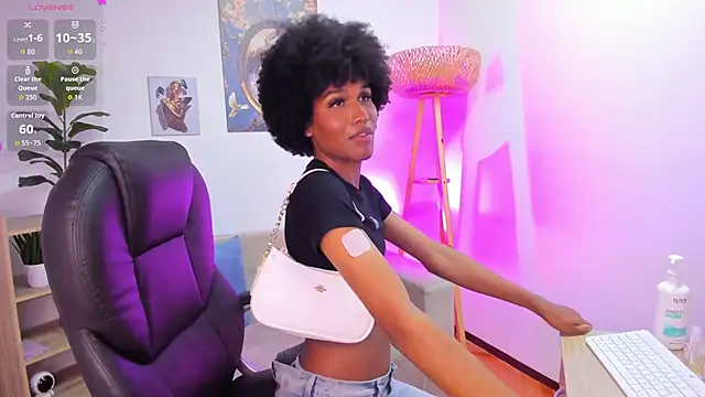 NaomiSaenz_ Chat XXX in diretta