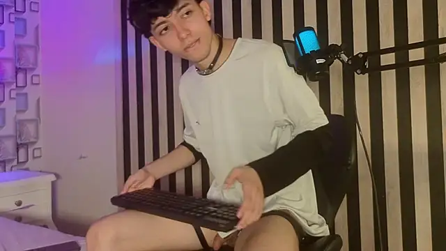 Twink_Sebas7 Show in webcam