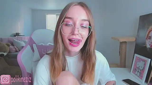 MoonDust live XXX chat
