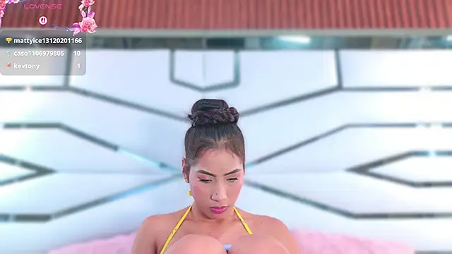 YesyHills' Live XXX Chat