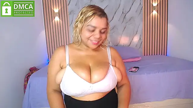 Chat XXX en directo de CasieBigtits