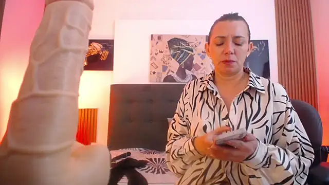 milfsecret69's Live XXX Chat