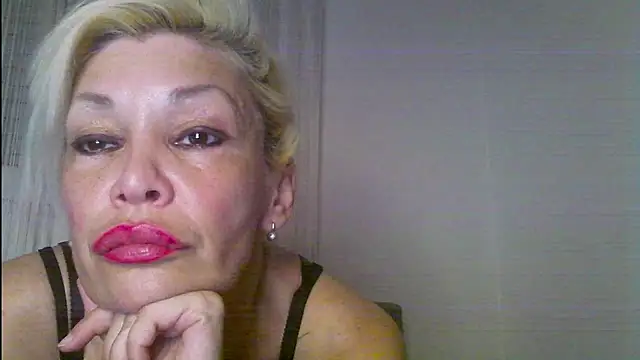 EvaaMina's Live XXX Chat