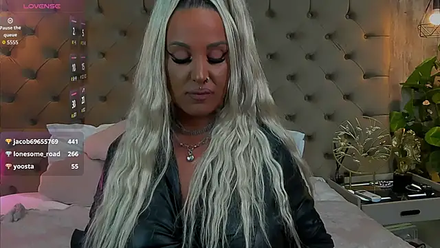 Sierra_Quinn Adlı Modelin Canlı XXX Sohbeti
