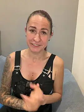 GermanMilfJasmin's Live XXX Chat