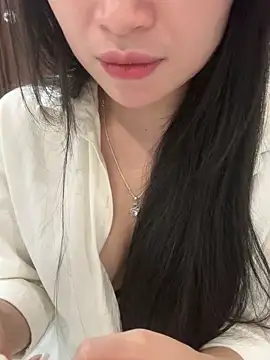 Lilyy_babyy 网络视讯表演