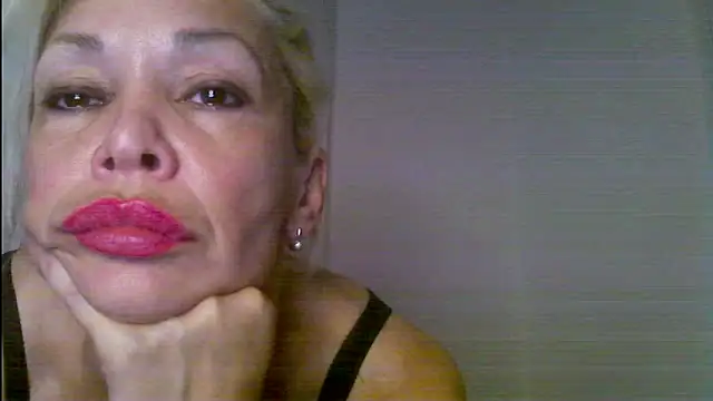 EvaaMina's Live XXX Chat