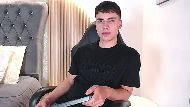 AdrianRinaldi's Live XXX Chat