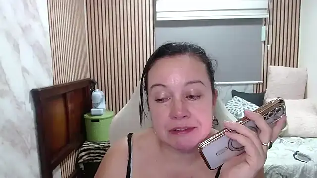 Chatroom XXX en direct de Sonialorens_