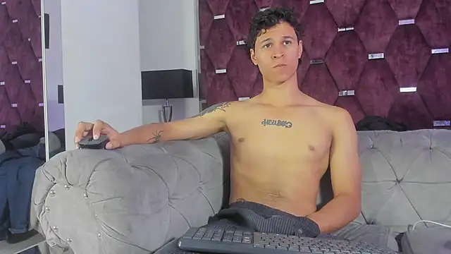 TonyBenedetti Adlı Modelin Canlı XXX Sohbeti
