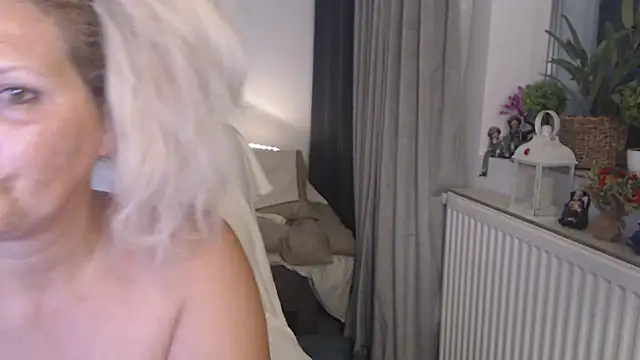 Divineblond live XXX chat