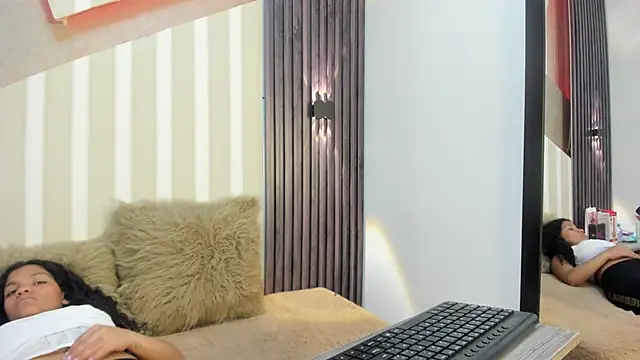 LittleeStar Adlı Modelin Canlı XXX Sohbeti