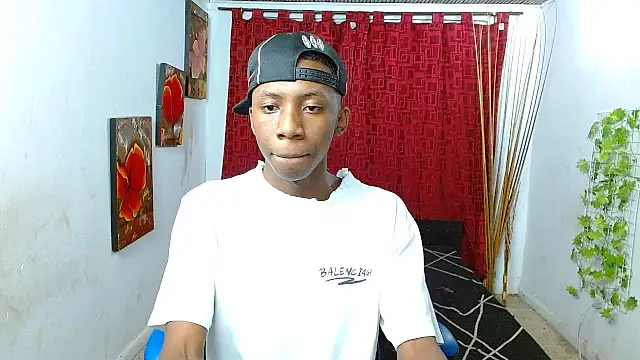 milo018 Live XXX Chat